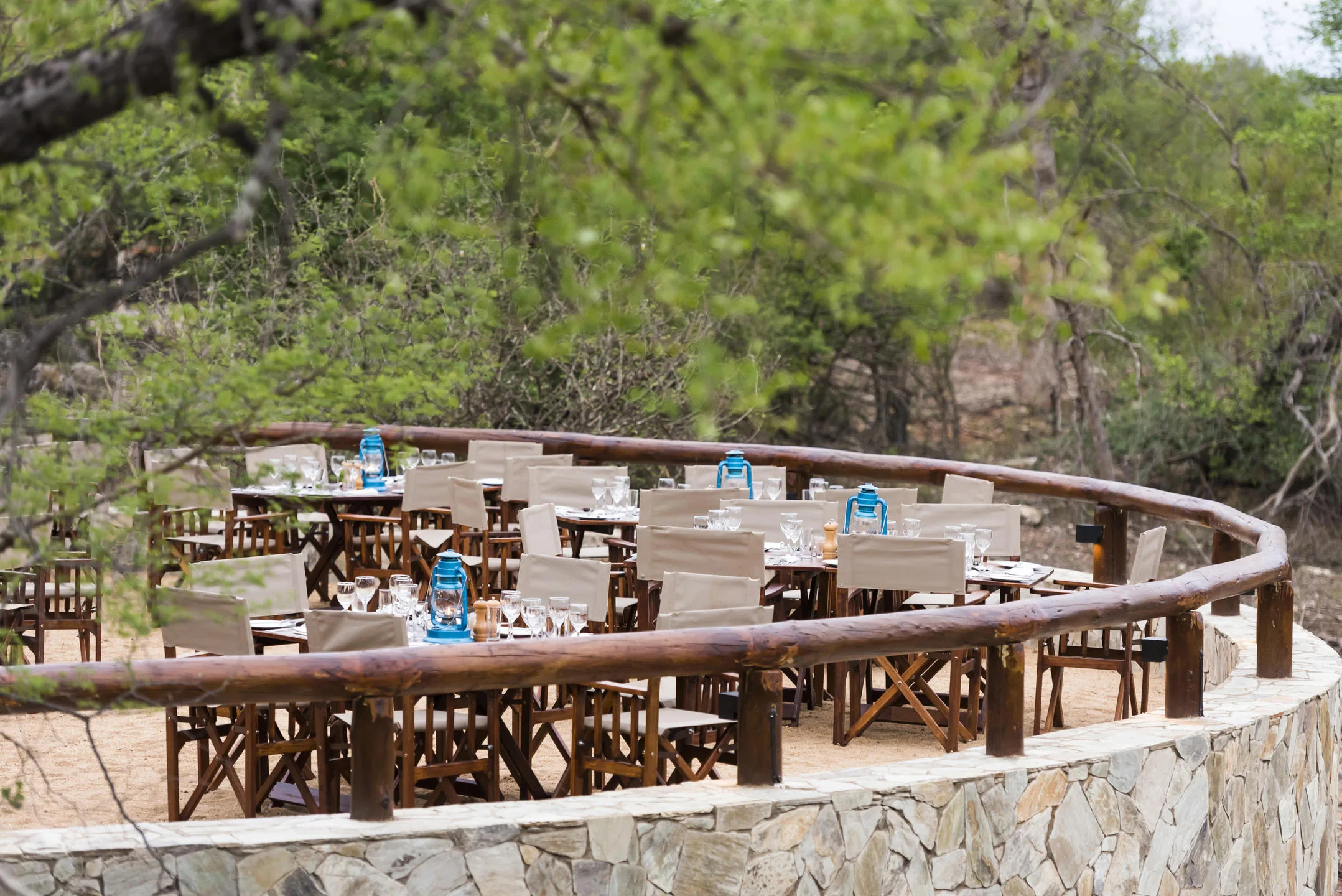 Safari Lodge 晚餐與荒野旅館餐桌